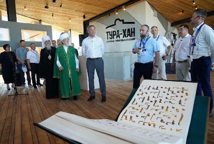 В Евразийский музей кочевых цивилизаций переданы копии Корана Османа и Остромирова Евангелия