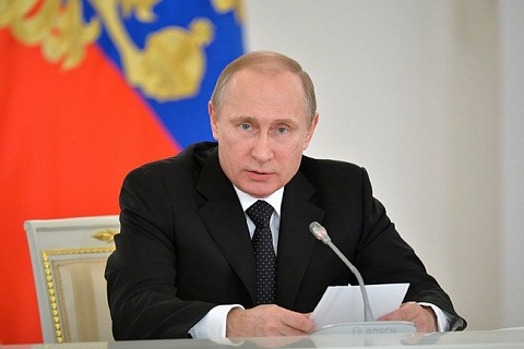 Путин предостерегает от разделения людей по религиозному признаку в ходе празднования Победы