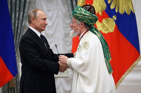 Путин вручил Талгату Таджуддину орден «За заслуги перед Отечеством» III степени
