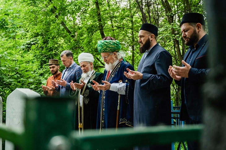 Шейх-уль-Ислам Талгат Сафа Таджуддин и муфтий Татарстана Камиль Самигуллин почтили память выдающихся деятелей Ислама