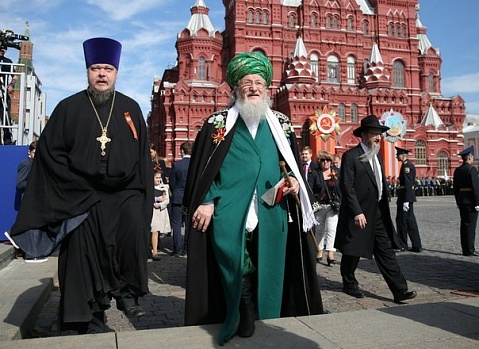 Верховный муфтий принял участие в военном параде на Красной площади