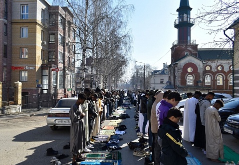 В г.Киров для проведения праздничного богослужения была перекрыта улица