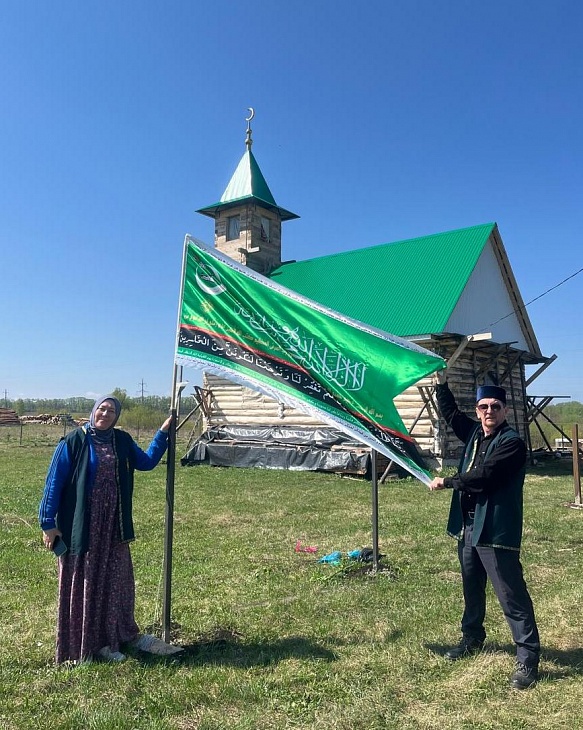 Волонтеры ЦДУМ России благоустроили территорию мечети