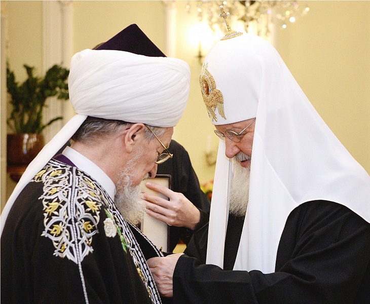 Патриарх Кирилл наградил муфтия Таджуддина церковным орденом