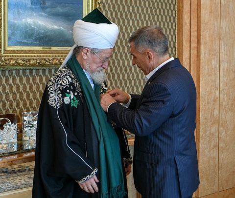 Руководитель старейшего духовного управления страны награжден орденом Дружбы («Дуслык»)