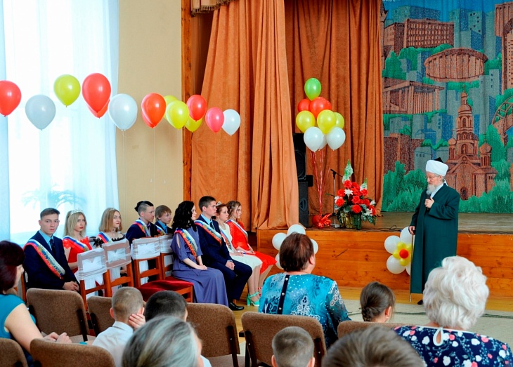 Верховный муфтий на «Последнем звонке» напутствовал выпускников