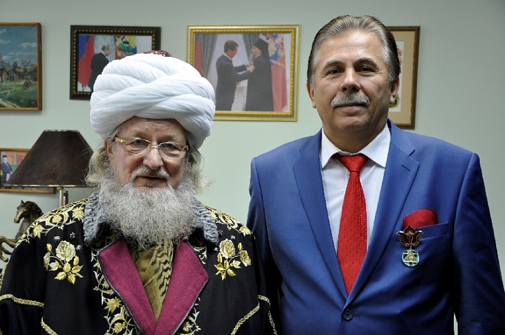 Верховный муфтий наградил председателя Совета по государственно-межконфессиональным отношениям при Президенте РБ